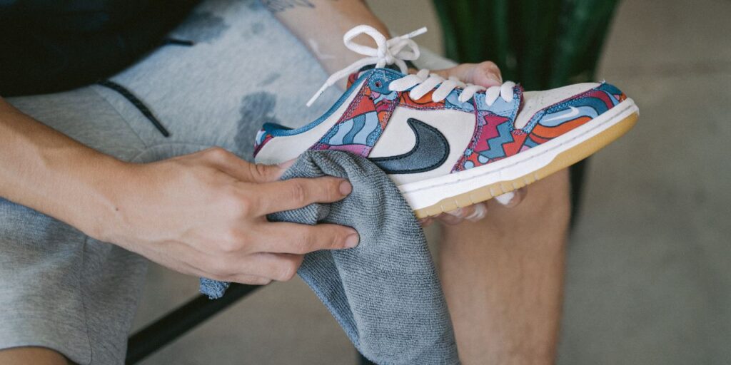 Man drys of Nike Dunk Low Parra with a microfiber towel